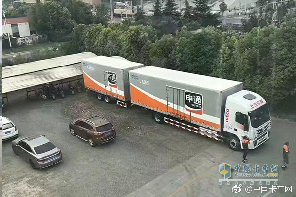 China’s First Ho<em></em>ngyan Jieshi C500 Centre-axle Cargo Vehicle Hits the Road