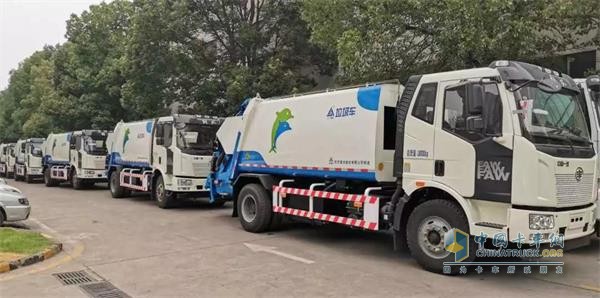FAW Jiefang Delivers 50 Units Sanitation Trucks to its Customers