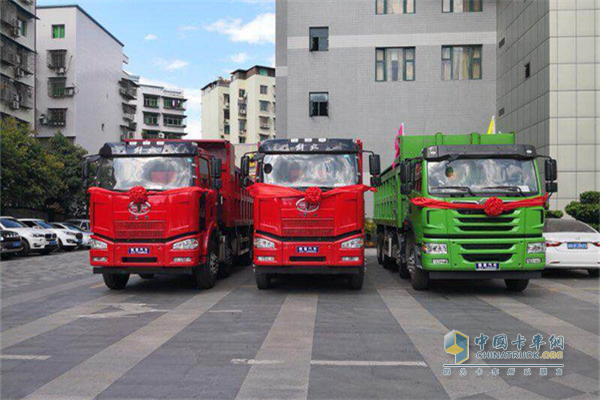 FAW Jiefang J6P Dumping Trucks Set Splashes in Chongqing
