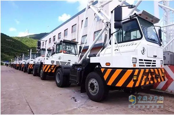 SHACMAN Delivered 37 Port Tractor Trucks in Ningbo