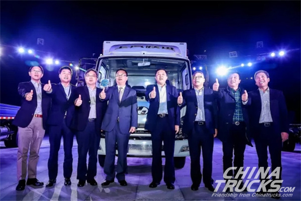 On November 8, SAIC Yuejin officially rolled out its 2019 vehicle models with National VI Emission Standards in Nanjing. Apart from an upgraded version of S series mini-truck and Chaoyue series light truck, the company put seven vehicles on display, including the electric special vehicle EC500i with L4 automatic driving is another star vehicle of the truck maker.  Among the seven new vehicle models, the 2.8-liter vehicle adopts VGT technology and has increased its torque from 360 N.m to 400 N.m. Its 4H vehicle boasts the highest 2,000 Bar jetting pressure among all its counterparts and has increased its torque from 600 N.m to 660 N.m.  In addition, SAIC Yuejin has introduced Marelli’s fifth generation manual-automatic integrated AMT and FAST 10-speed transmission gearbox on its light trucks, ushering a new era for China’s light truck manufacturing industry.  Thanks to SAIC’s CVDP and state-of-art production facilities, all the seven new vehicle models have immensely improved their safety standards and environmental friendliness.  Also worth mentioning is that these new vehicles have much higher intelligence level, capable of conducting long-distance vehicle tracking, long-distance upgrading, long-distance diagnosis, vehicle management, online data services and online engineer assistance. Truck operators can monitor the operation their vehicles in real time by their smart phones.  Apart from its new energy vehicles, SAIC Yuejin also displayed its latest driveline systems with National VI Emission Standards, including SC28R and SC4H. As the fruits of SAIC Yuejin’ cooperation with BASF, Bosch and Corning, oth driveline systems achieve higher reliability and higher energy efficiency. SC28R driveline adopts BOSCH’s third generation high-pressure common rail system and BorgWarner VGT. Thus, it helps vehicles deliver better performances and improve their maximum torque by 10%. SC4H driveline reaches a maximum displacement of 4.3 liters and helps light trucks deliver more efficient performances.  According to Lv Xiaosong, Brand Promotion Manager of SAIC Yuejin, the company’s first batch of 20 units self-driving cleaning engineering vehicles will soon be delivered to Shanghai for operation.