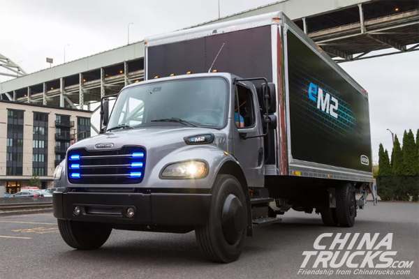 Daimler Hands over First Electric Freightliner Truck in the U.S.