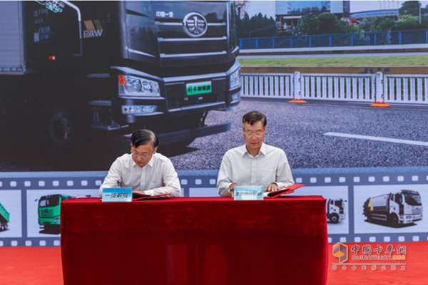 FAW Jiefang Delivers Its All Electric Heavy-duty Trucks in Beijing
