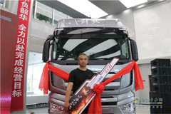 Jiefang Rewards Heroic Driver for Driving a Burning Truck Away with a J7 Truck