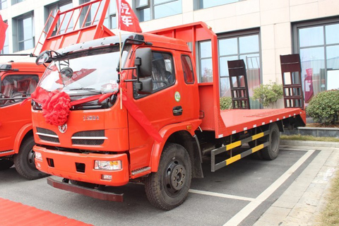 Dongfeng Furuika F7 140HP 4X2 Flatbed Transport Vehicle
