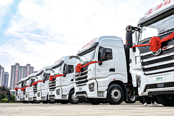 SAIC Hongyan Delivers Another Batch of Full Electric Trucks to Its Customer