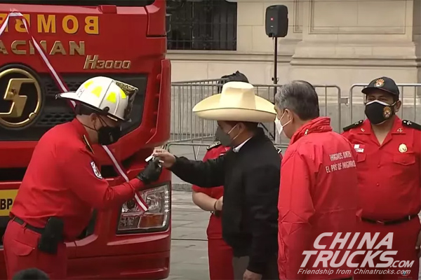 Peru's President Handed Over the SHACMAN H3000 Key to CGBVP