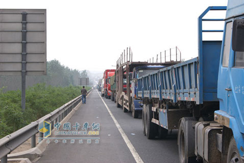 Frequent traffic tailbacks on China highway arouse public concern 