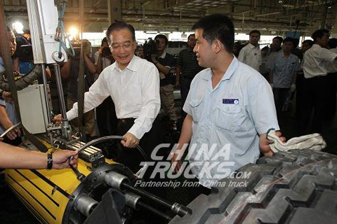 Premier Wen Jiabao has installed a tire on D’long F3000 under the instruction of the worker
