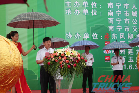 Cheng Daoran, general manager of Dongfeng Liuqi delivers a speech 