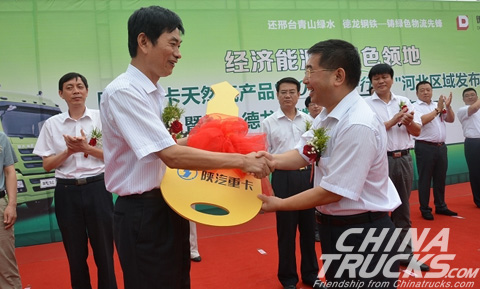 Yuan Hongming handing over the symbolic key
