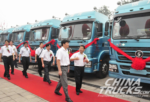 Yuan Hongming and Xingtai municipal leaders inspecting M3000 LNG trucks